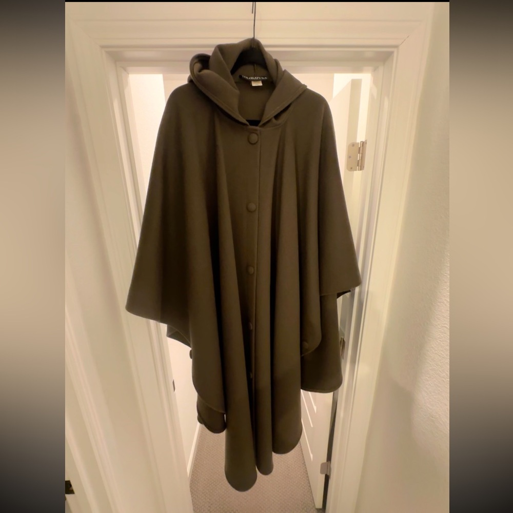 100% Wool Coloratura Cape - Picture 10 of 12